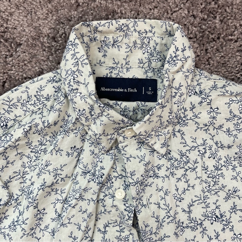 Abercrombie & Fitch Blue Floral Button Down Shirt Women’s Size Small